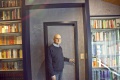Gerrit Brengmann in seiner Bibliothek